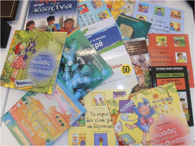 Μητέρα εμπλουτίζει με δεκαπέντε (15) καινούργια  βιβλία τη Δανειστική Βιβλιοθήκη του Σχολείου μας
