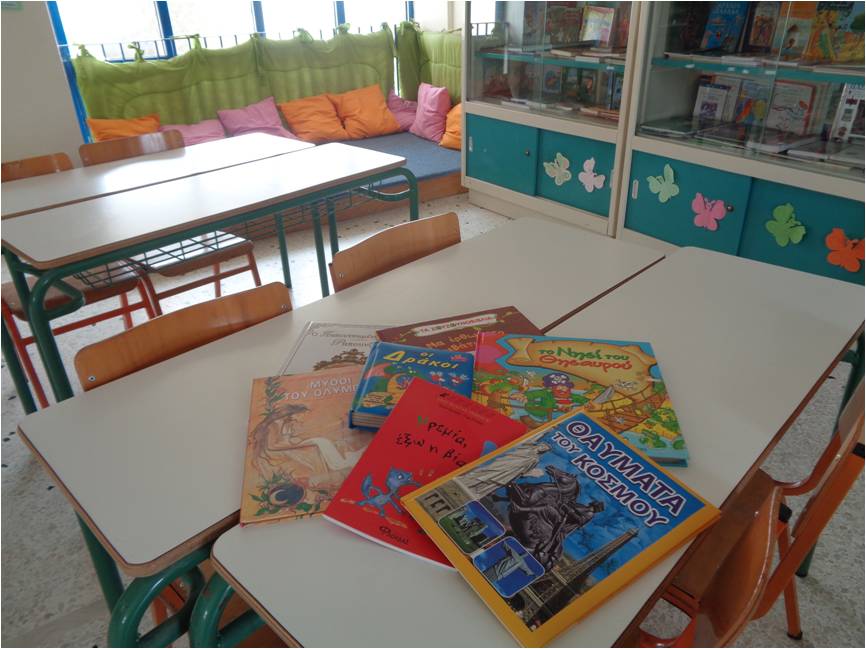 Μητέρα δωρίζει εφτά (7) βιβλία παιδικής λογοτεχνίας στη Σχολική Βιβλιοθήκη